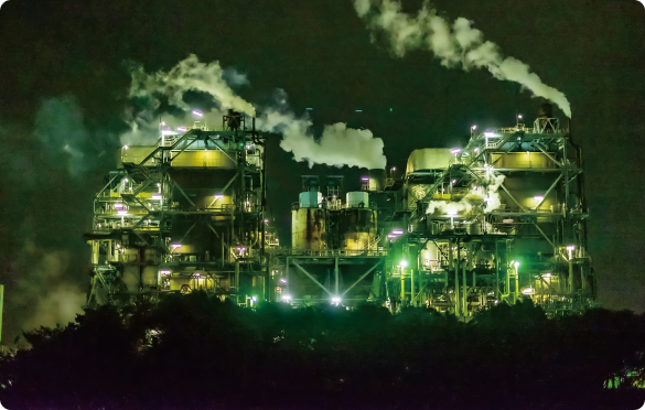 川崎臨海部の夜景 煙を出す工場